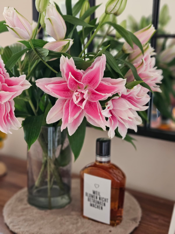 Schnittlilien in einer Glasvase